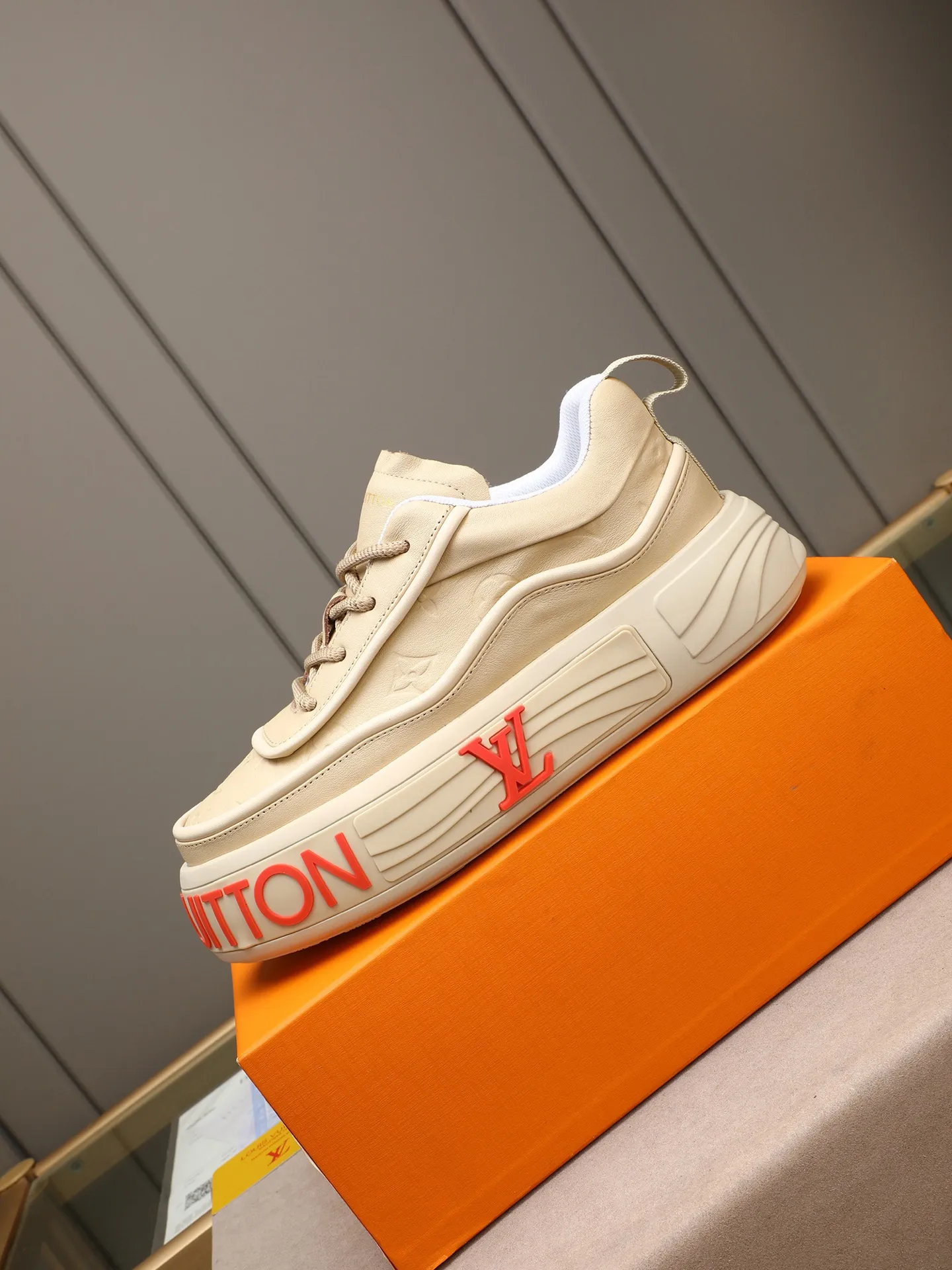 Men's men's shoes 💰560 LV are fashionable and fashionable, and the uppers are made of imported cowhide embossing! Super trendy design! It’s eye-catching! The leather is soft, delicate, shiny and translucent, showing the ultimate in pure handcraftsmanship, and the mesh is soft, comfortable and breathable! Size: 39-44 (38 45 customized)